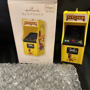 Hallmark Pac-Man ornament NEW IN OPEN BOX WITH FRESH BATTERIES
